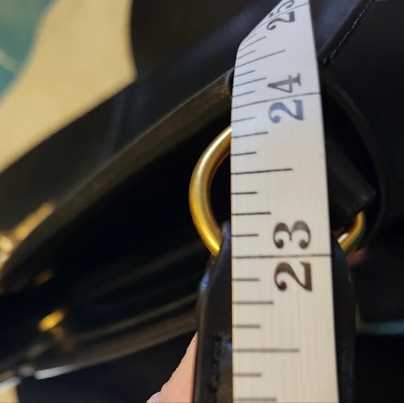 Vince Camuto Pure Leather Bag. - Picture 8 of 8